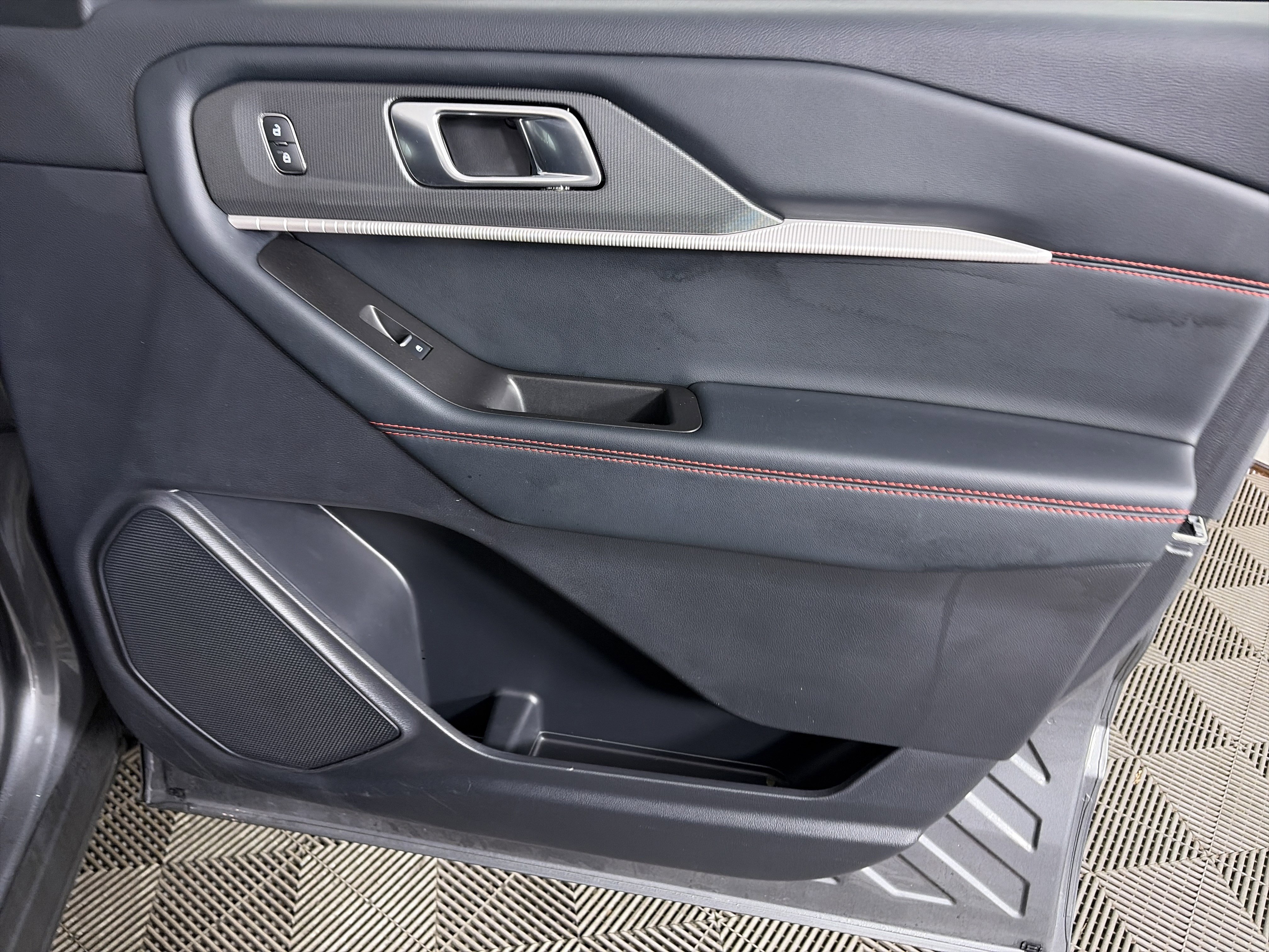 Used 2025 Ford Explorer ST-Line w/ ST-Line Street Pack image 45