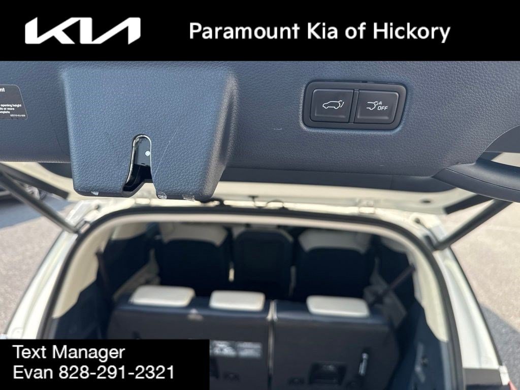 Used 2025 Kia Carnival EX FWD image 11