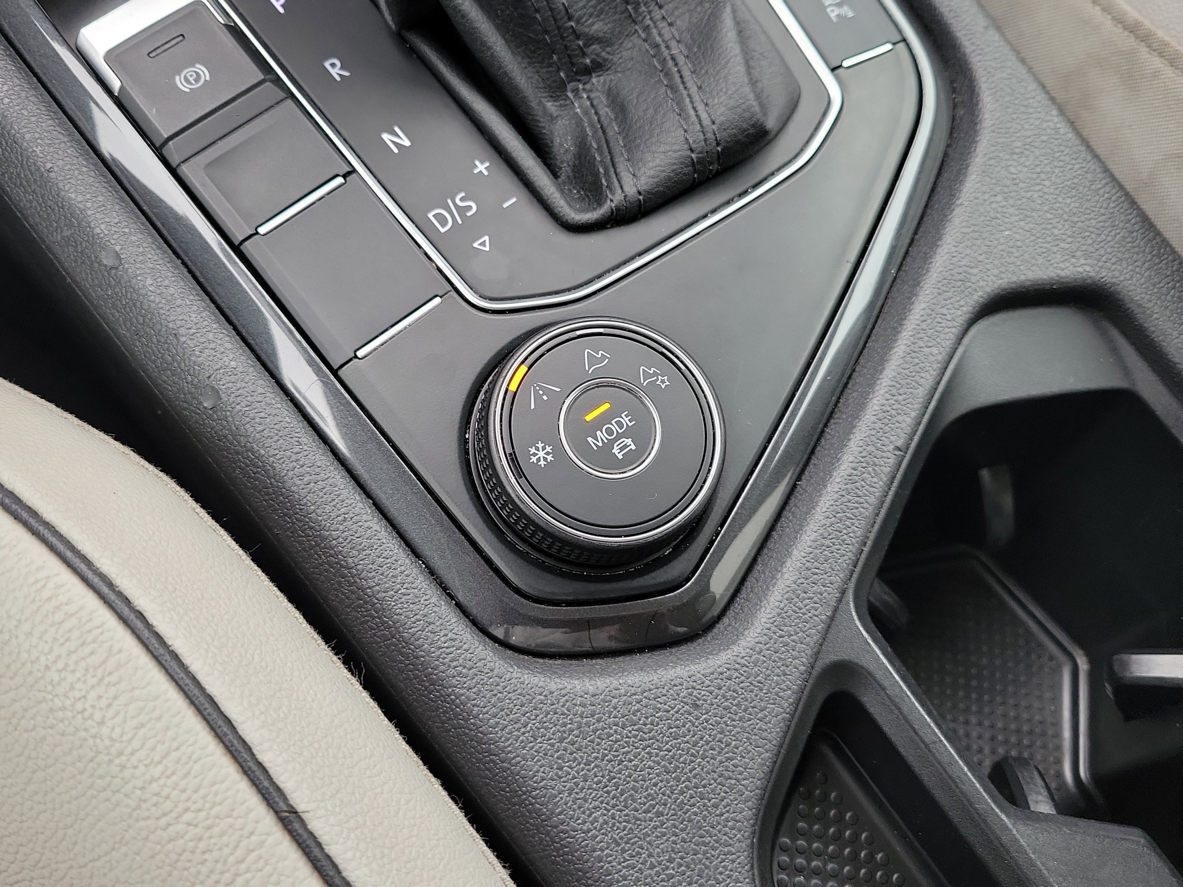 Used 2019 Volkswagen Tiguan SEL Premium image 40