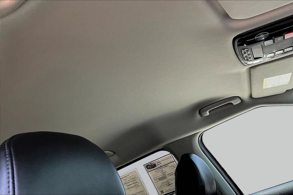 Used 2025 Kia Carnival FWD image 27