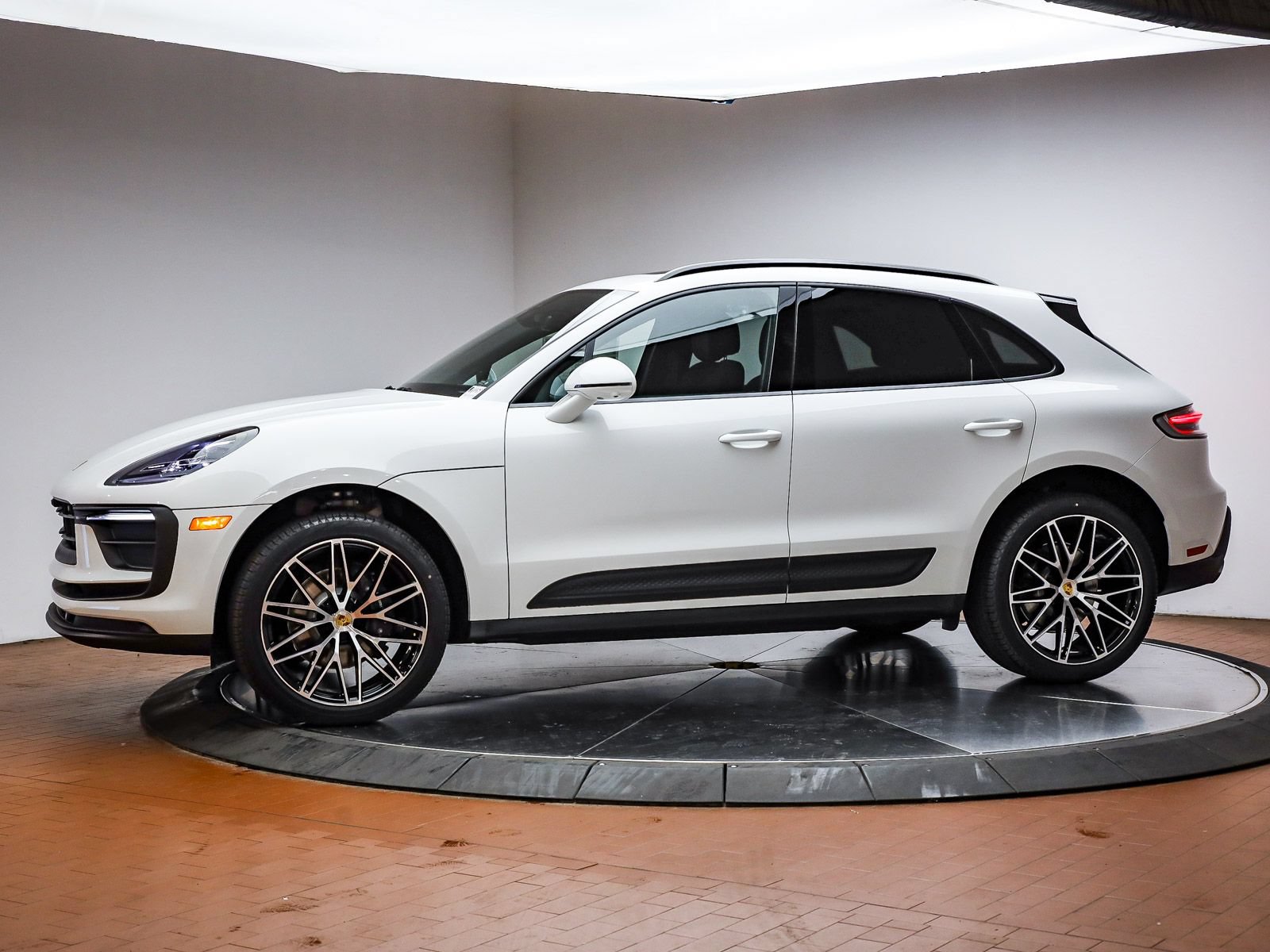 Certified 2026 Porsche Macan AWD/4WD image 2