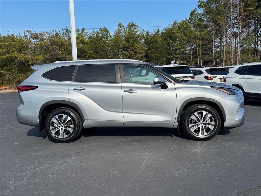 Used 2023 Toyota Highlander XLE image 2