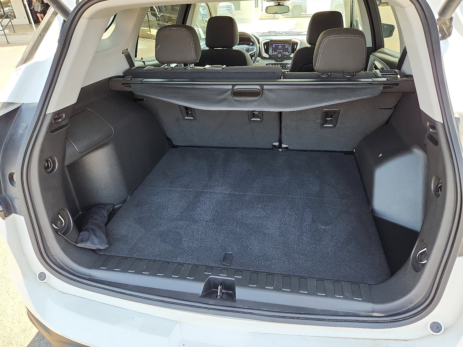 Used 2023 GMC Terrain SLE w/ Driver Convenience Package image 8