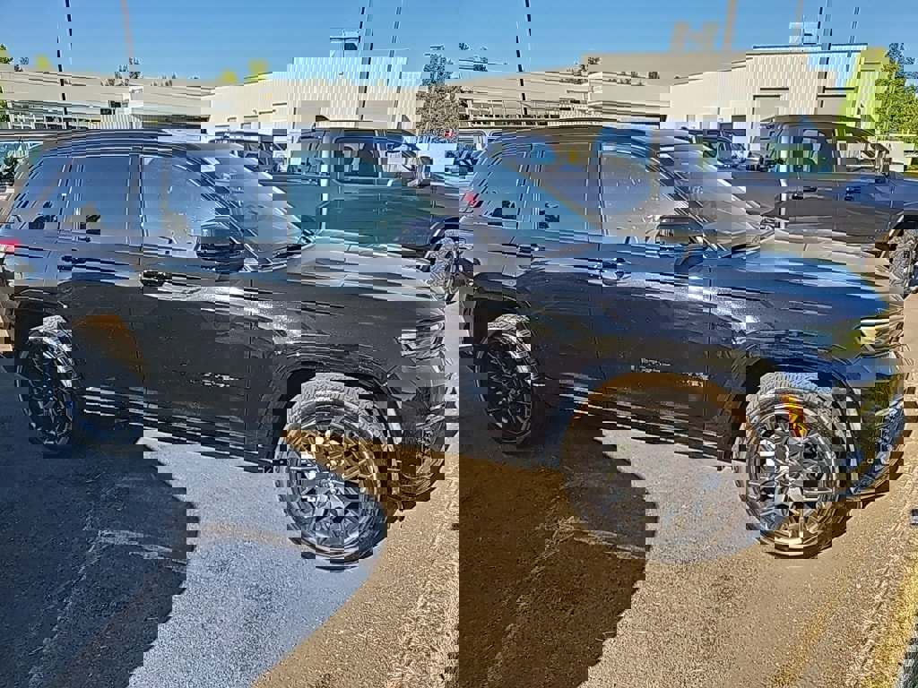 New 2025 Jeep Grand Cherokee Summit image 5