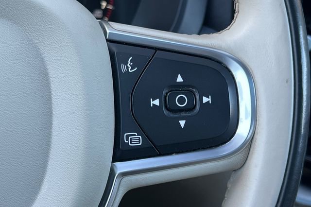 Used 2018 Volvo XC60 T6 Momentum w/ Convenience Package image 29