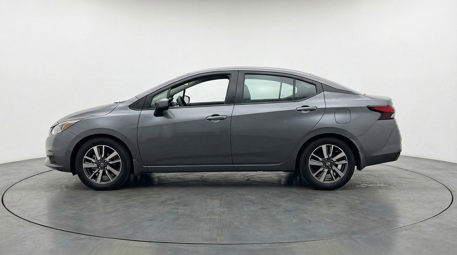 Used 2025 Nissan Versa SV image 5