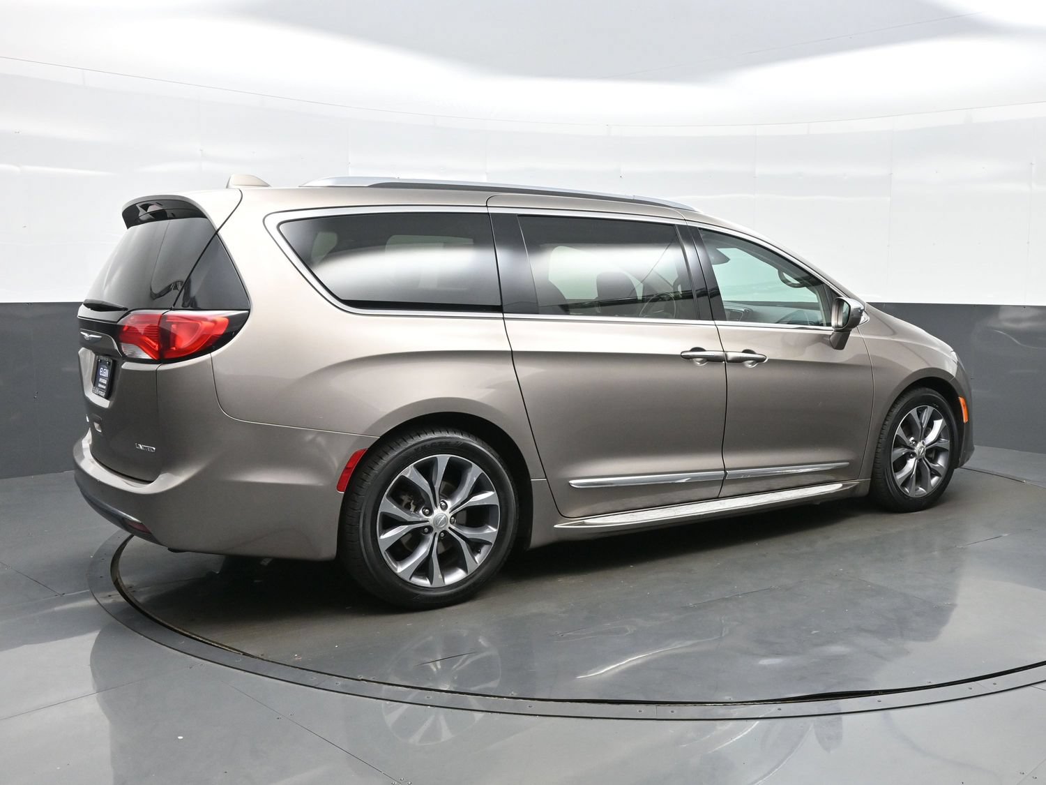 Used 2017 Chrysler Pacifica Limited FWD image 6
