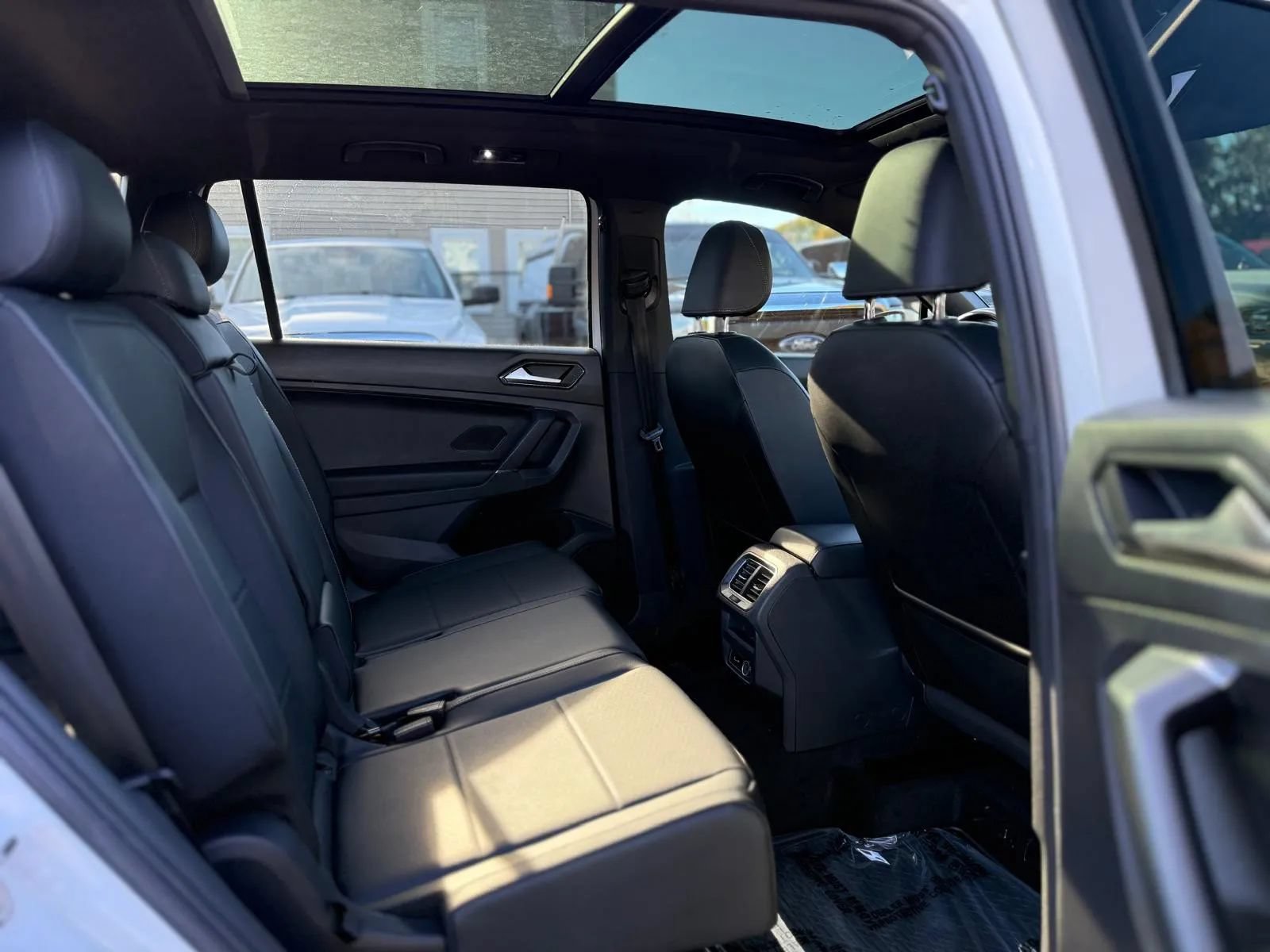Used 2018 Volkswagen Tiguan SEL w/ R-Line Package AWD/4WD image 13