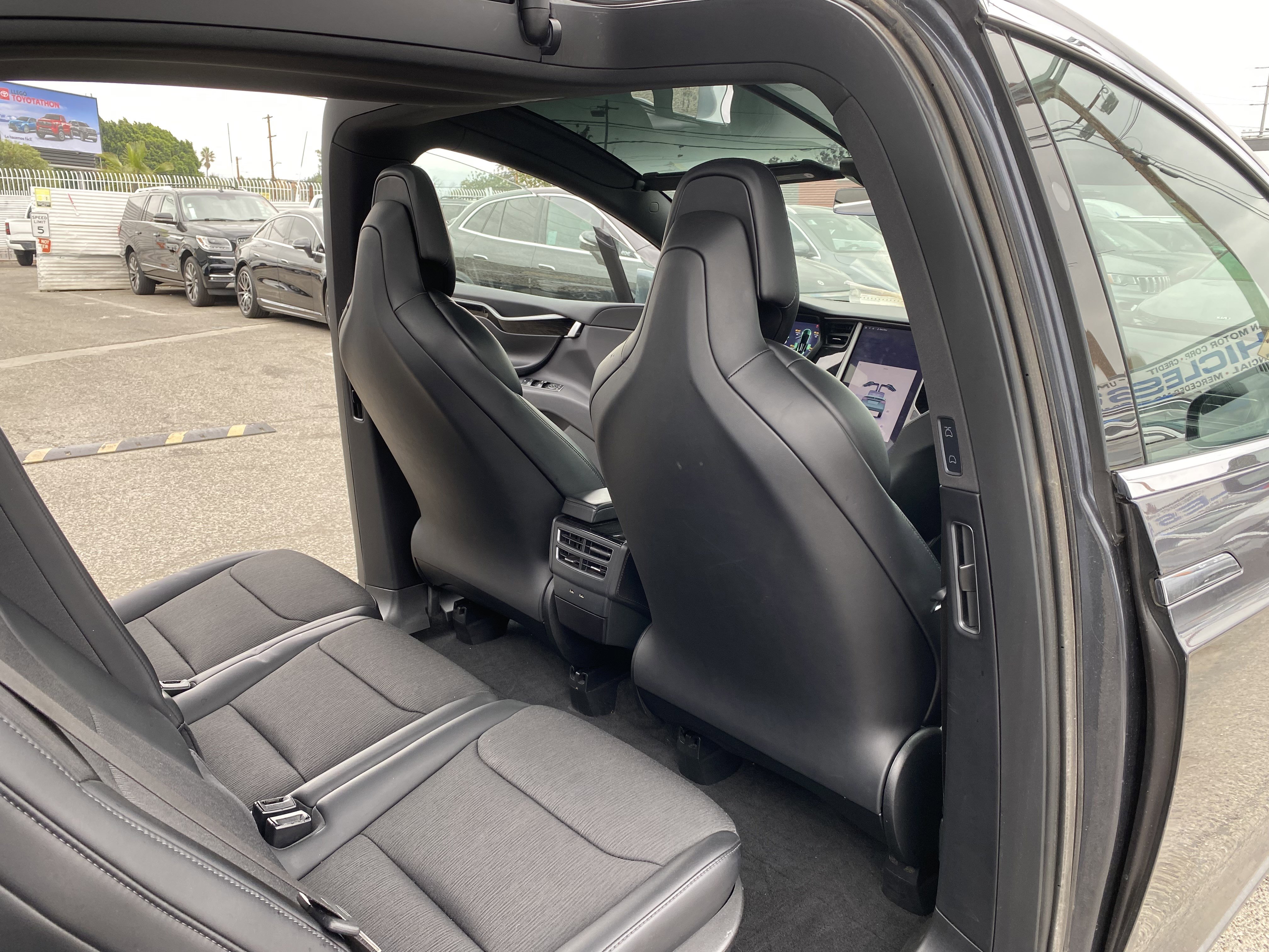 Used 2018 Tesla Model X 75D image 23