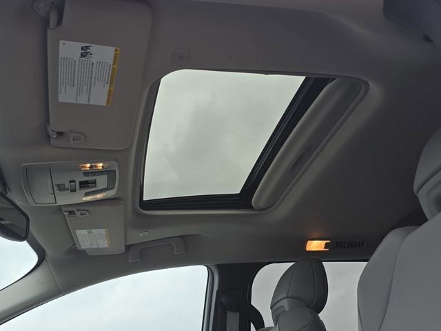 Used 2025 Toyota Sienna XLE image 31