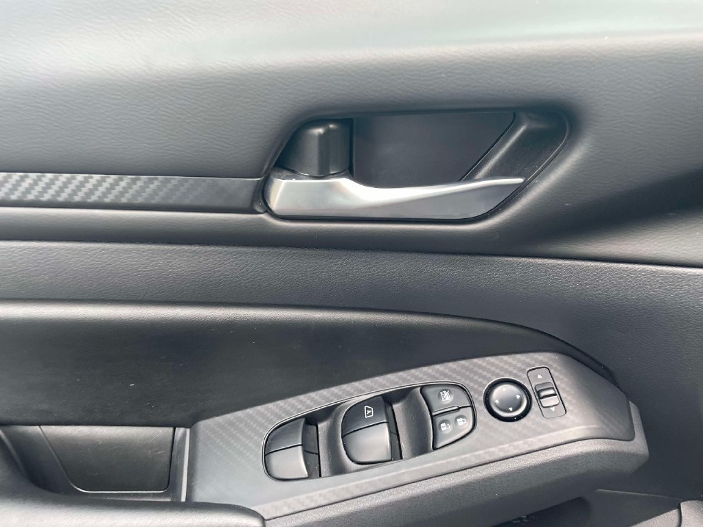 Used 2025 Nissan Altima 2.5 SV FWD image 19