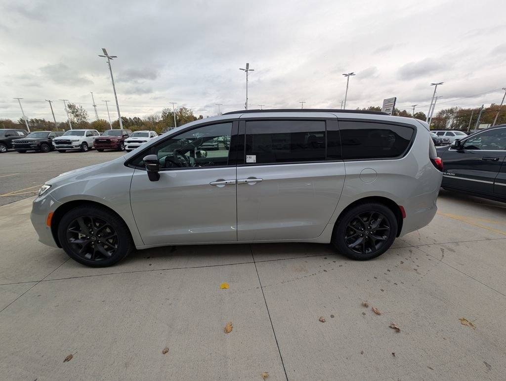 New 2026 Chrysler Pacifica Limited w/ S Appearance Package image 8