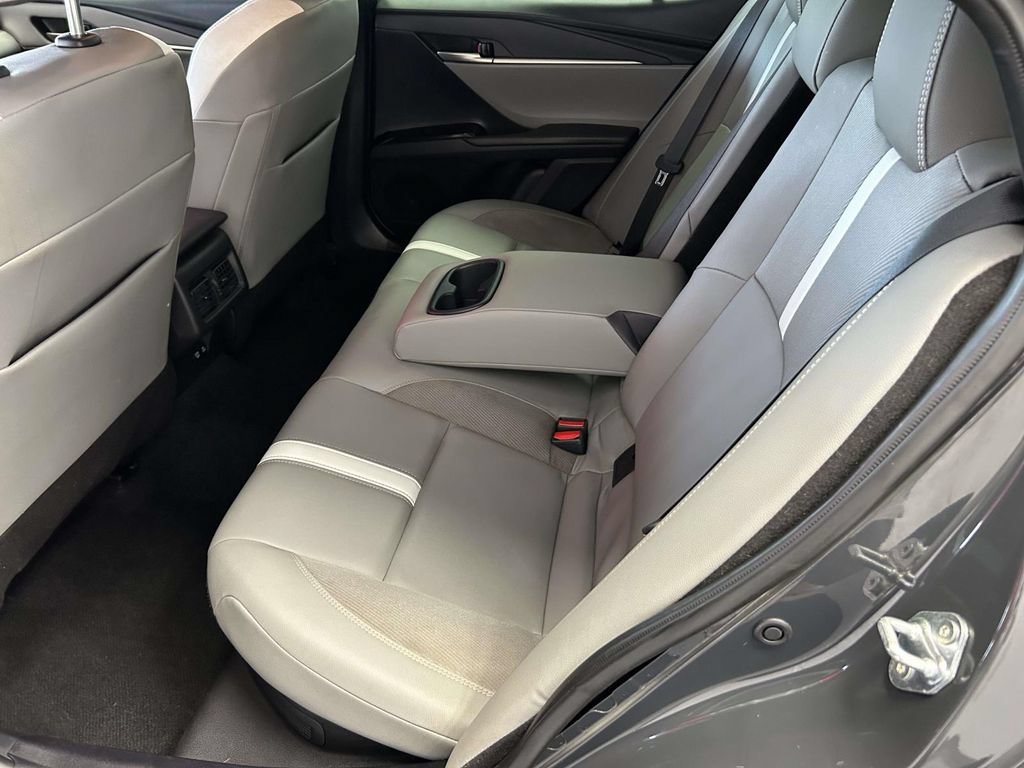 Used 2025 Toyota Camry SE w/ Convenience Package FWD image 12