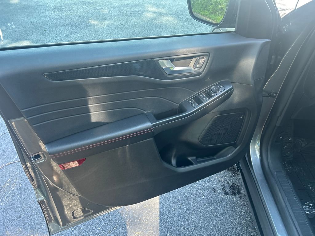 Used 2025 Ford Escape ST-Line Select AWD/4WD image 12