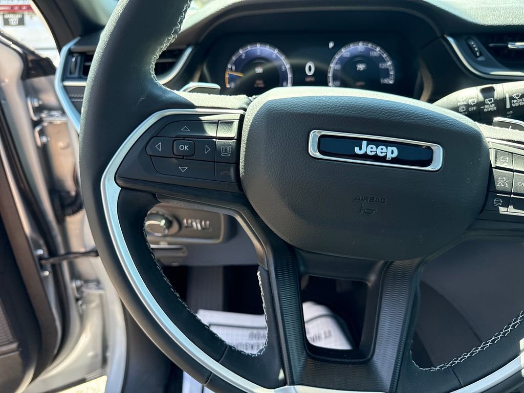 Used 2025 Jeep Grand Cherokee Laredo X w/ Luxury Tech Group I AWD/4WD image 12