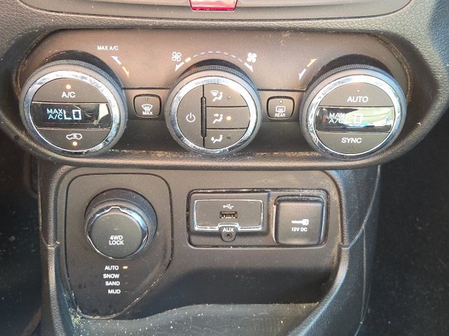 Used 2016 Jeep Renegade Latitude AWD/4WD image 28