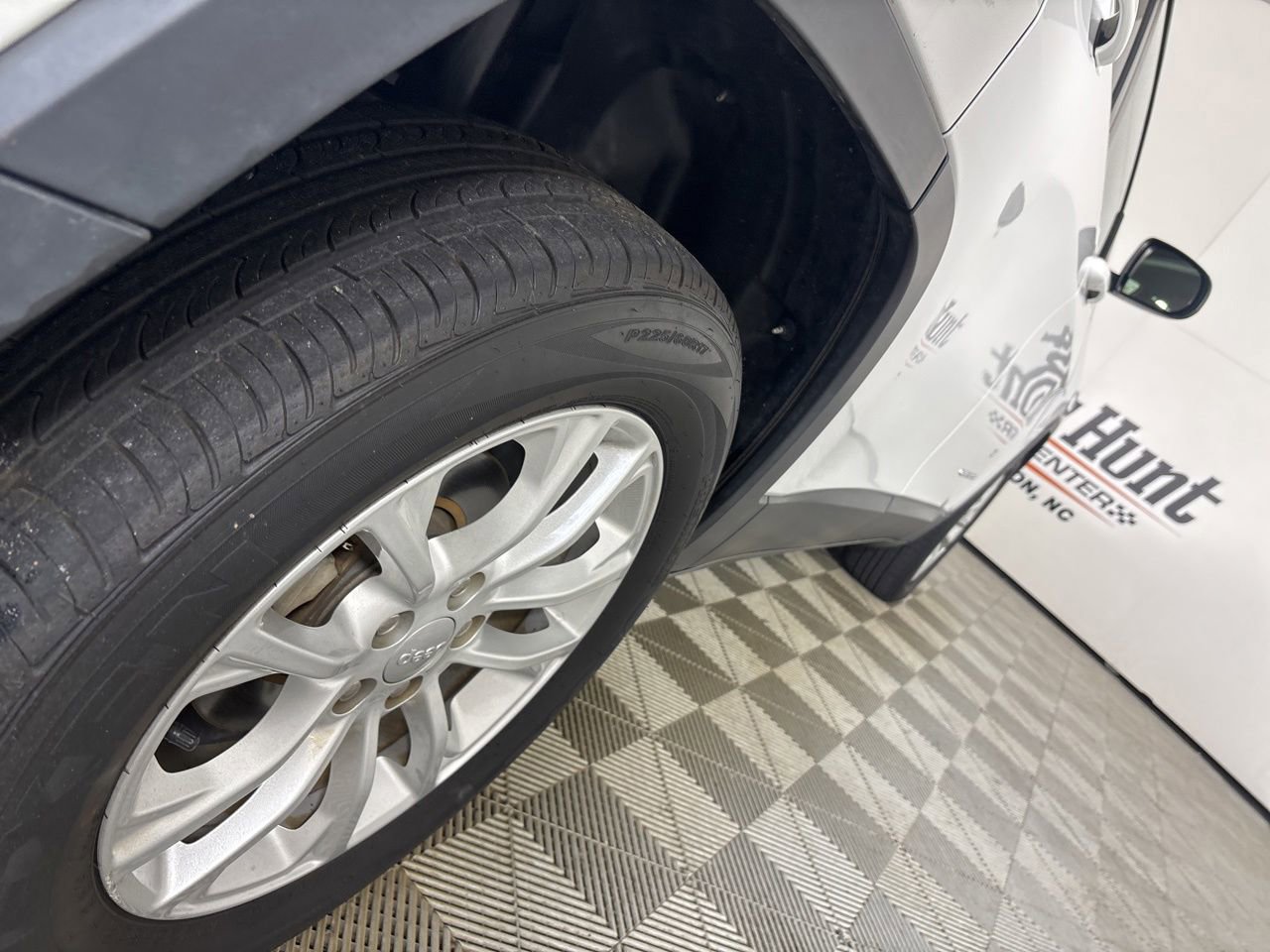 Used 2020 Jeep Cherokee Latitude FWD image 34