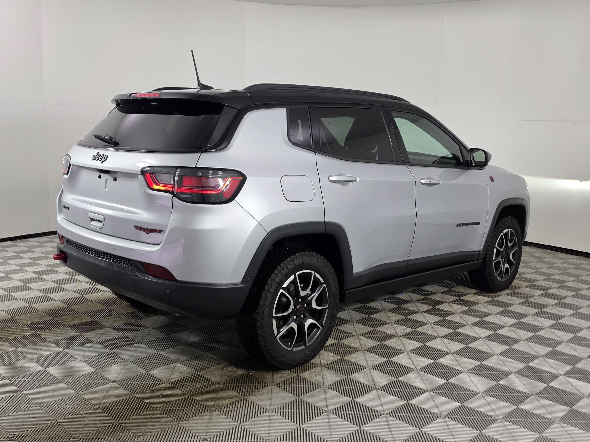 Used 2025 Jeep Compass Trailhawk w/ Trailhawk Elite Group AWD/4WD image 47