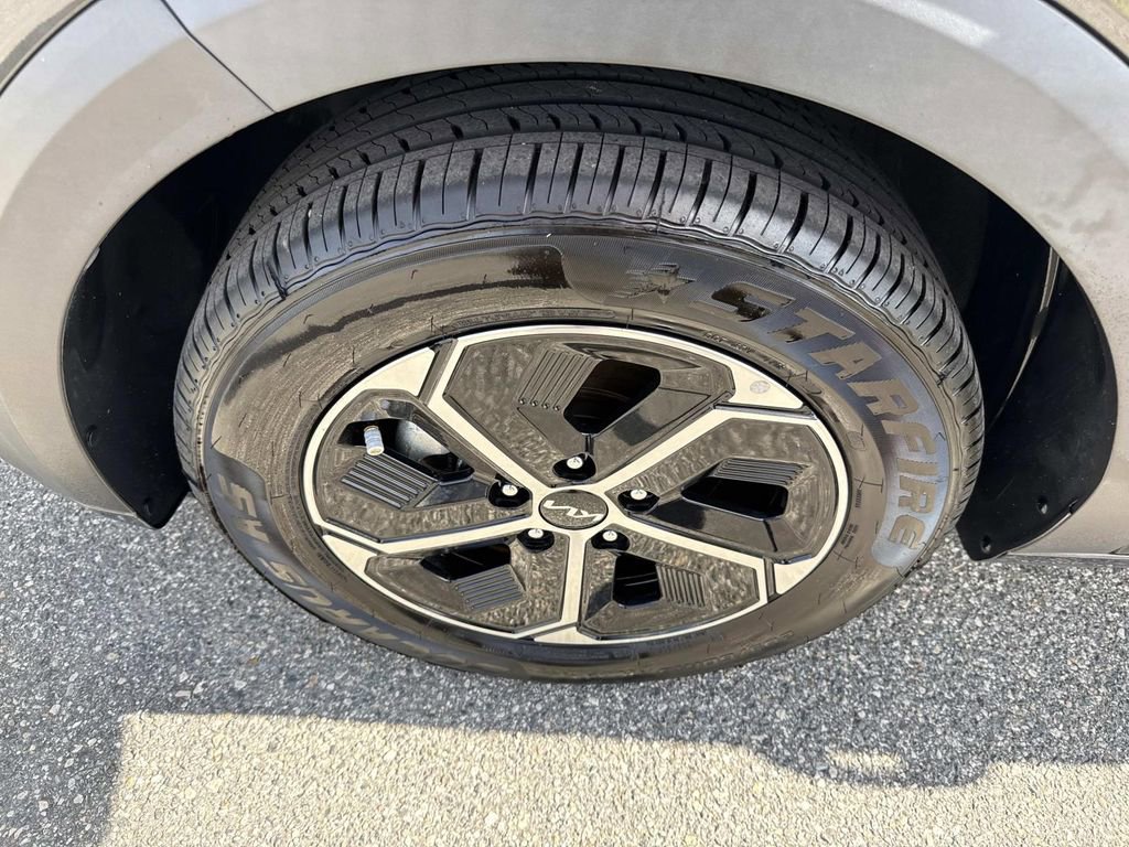 Used 2023 Kia Niro EX image 12