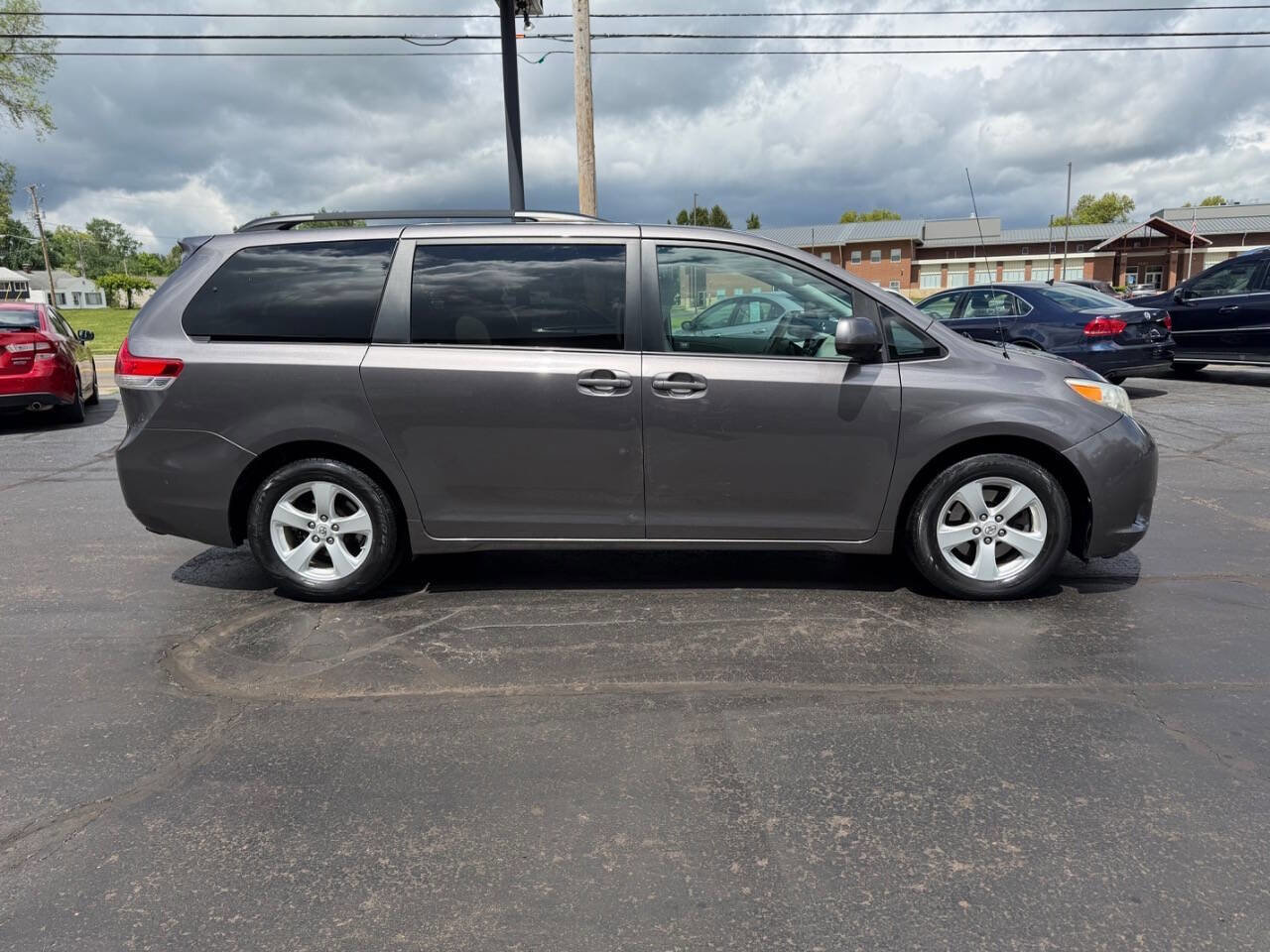 Used 2011 Toyota Sienna LE w/ Towing Pkg FWD image 6