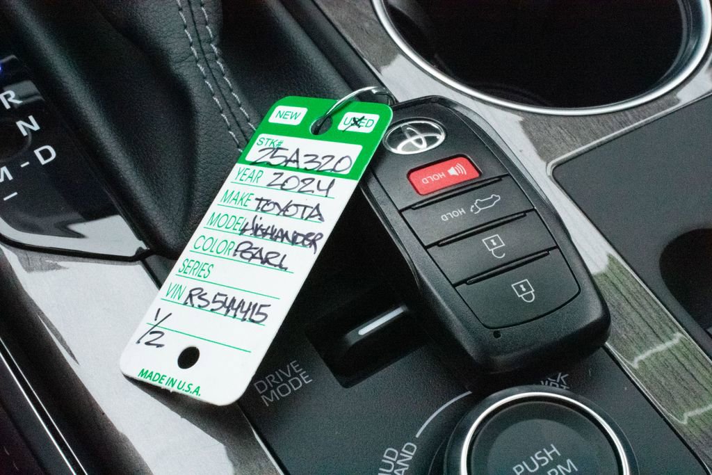 Used 2024 Toyota Highlander Limited image 35