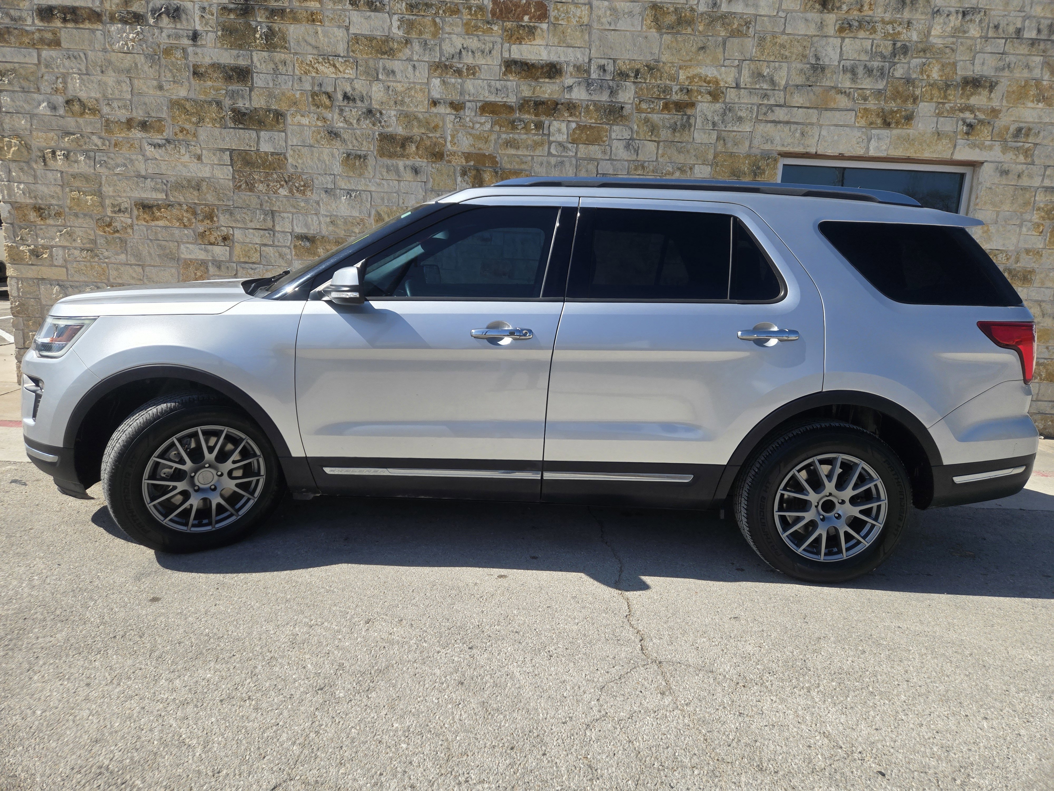 Used 2018 Ford Explorer Limited image 1