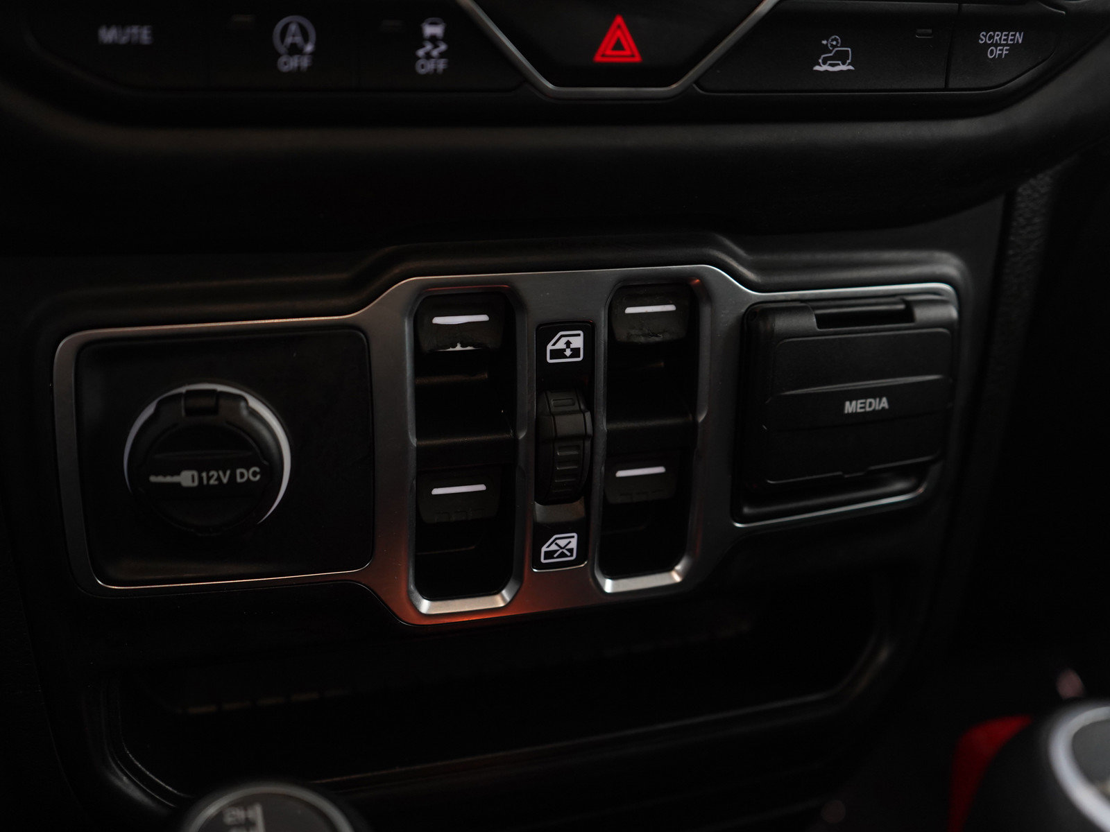 Used 2022 Jeep Wrangler Unlimited Sahara w/ Dual Top Group AWD/4WD image 22