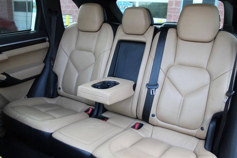 Used 2016 Porsche Cayenne w/ Premium Package AWD/4WD image 27