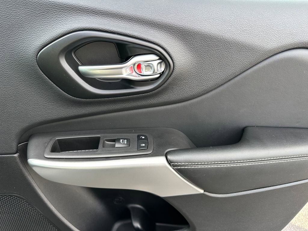 Used 2022 Jeep Cherokee Latitude w/ Sun & Sound Group image 42