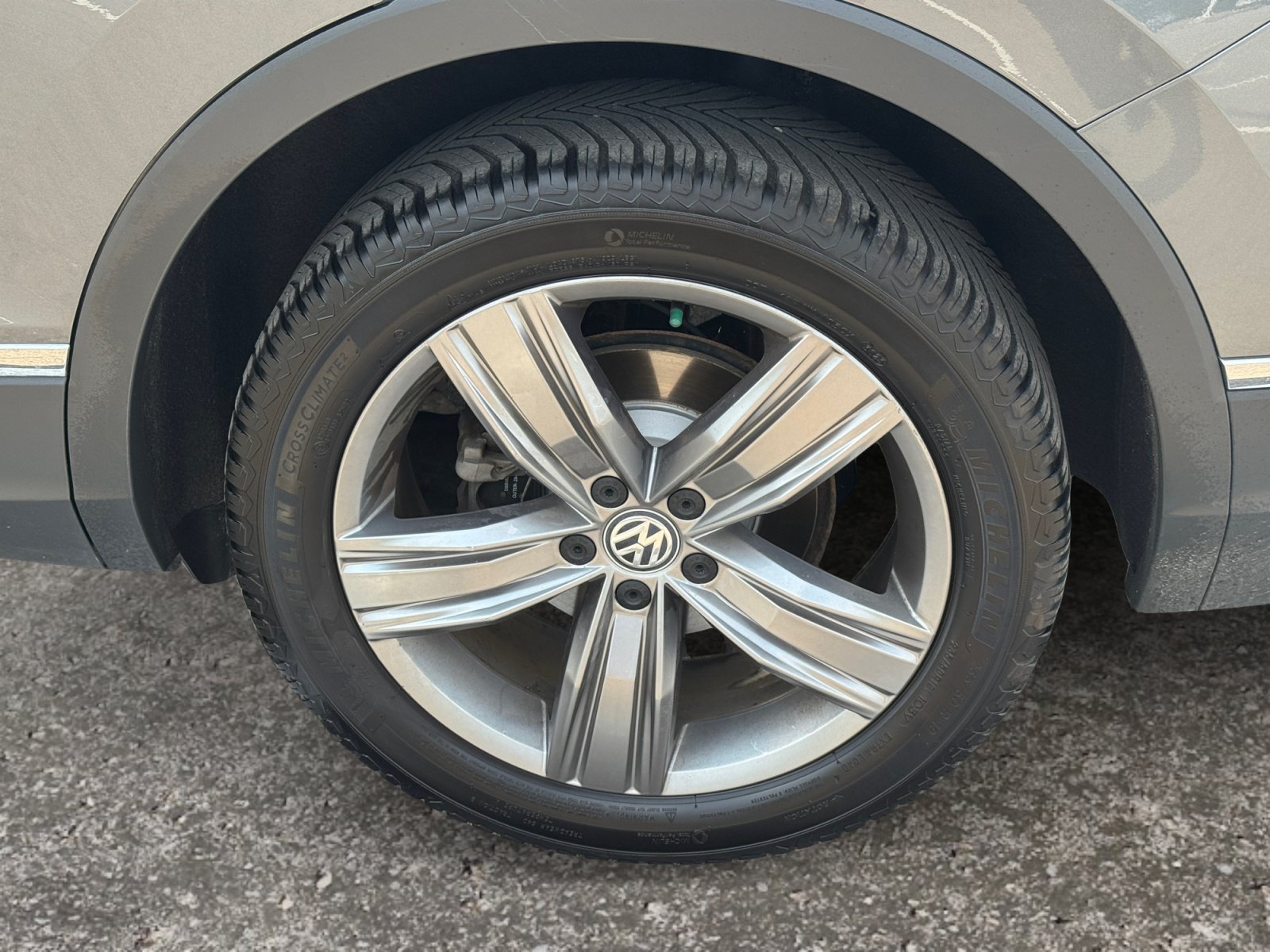 Used 2020 Volkswagen Tiguan SEL AWD/4WD image 14