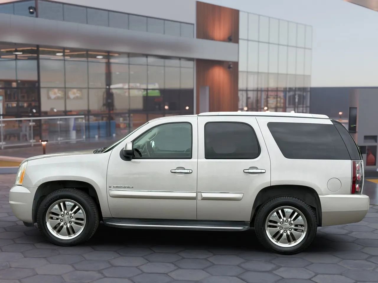 Used 2007 GMC Yukon Denali AWD/4WD image 3