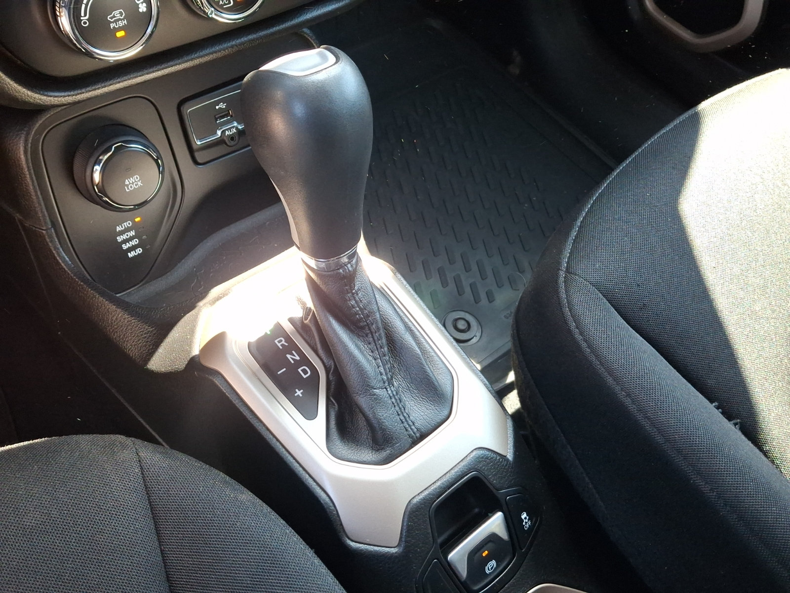 Used 2015 Jeep Renegade Latitude AWD/4WD image 14