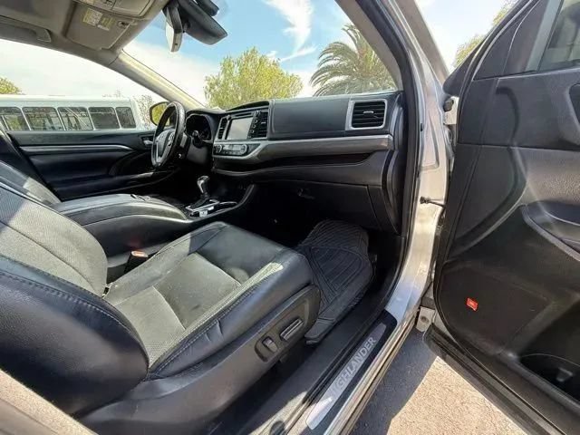 Used 2017 Toyota Highlander Limited Platinum w/ Carpet Mat Package FWD image 11