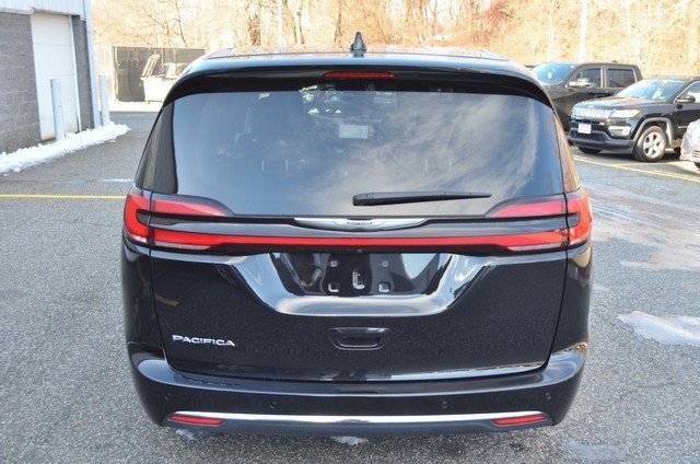Used 2024 Chrysler Pacifica Touring-L image 7