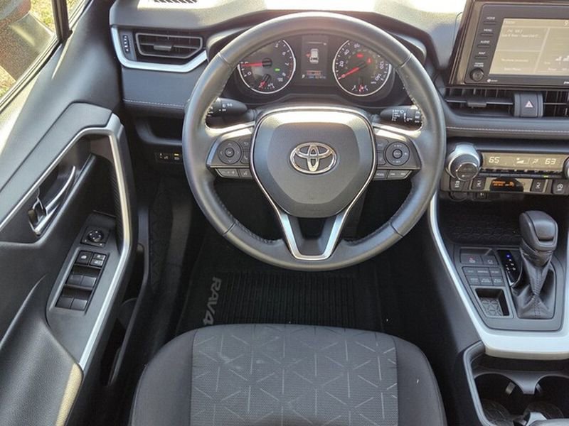 Used 2020 Toyota RAV4 XLE w/ Convenience Package image 9