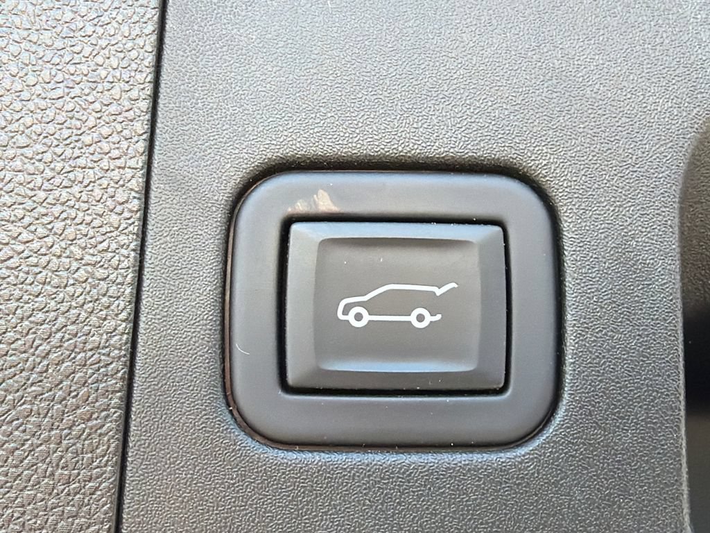 Used 2024 Cadillac XT4 Luxury w/ Cold Weather Package FWD image 19