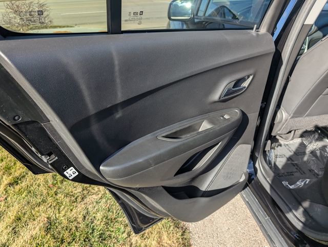 Used 2022 Chevrolet Trax LT w/ LT Convenience Package image 12