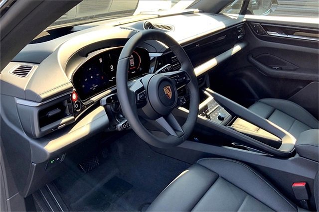 Used 2025 Porsche Macan Electric image 4