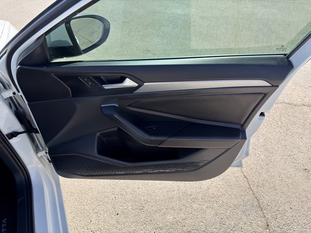 Used 2023 Volkswagen Jetta SE image 29