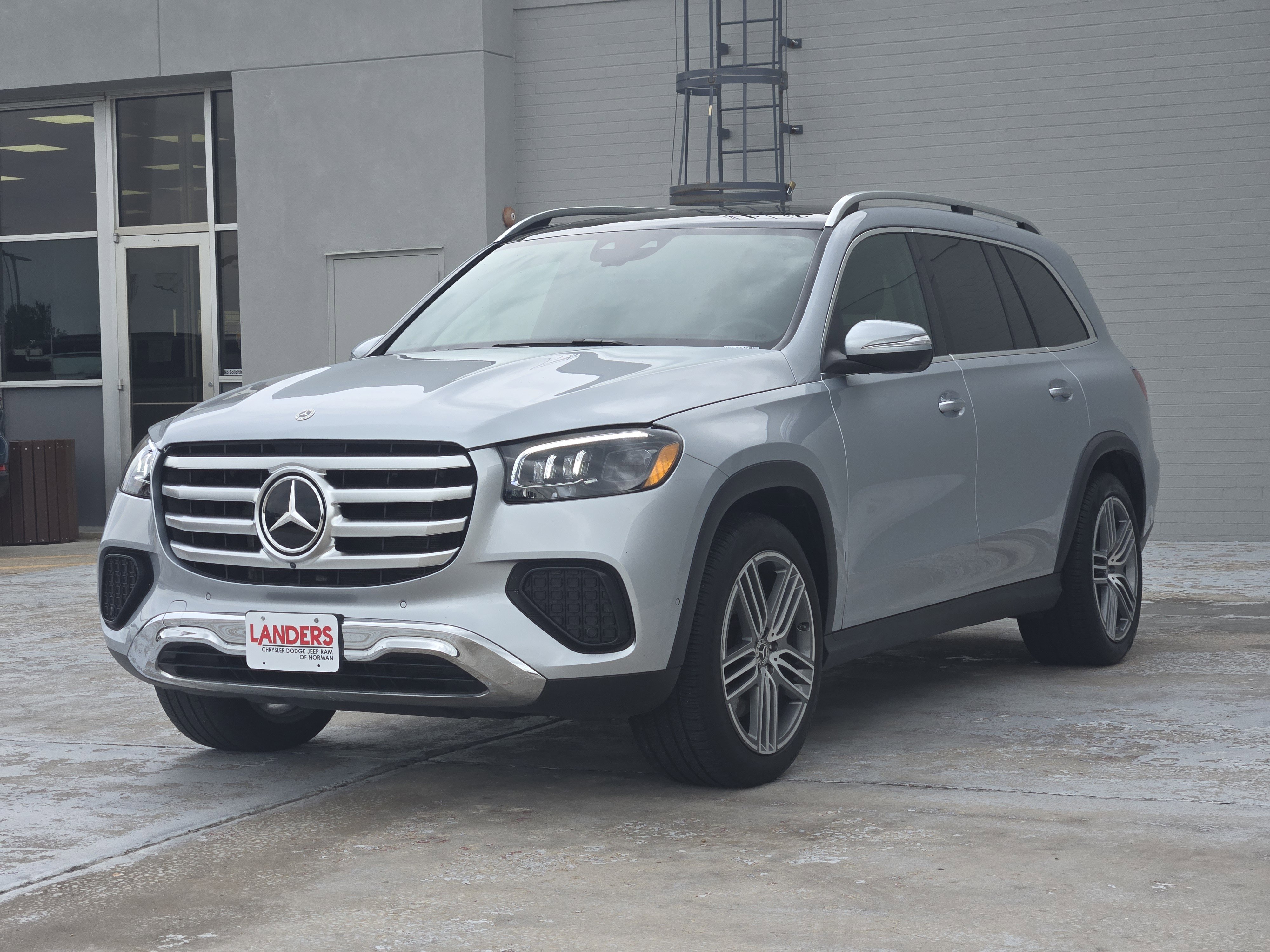 Used 2025 Mercedes-Benz GLS 450 4MATIC image 4