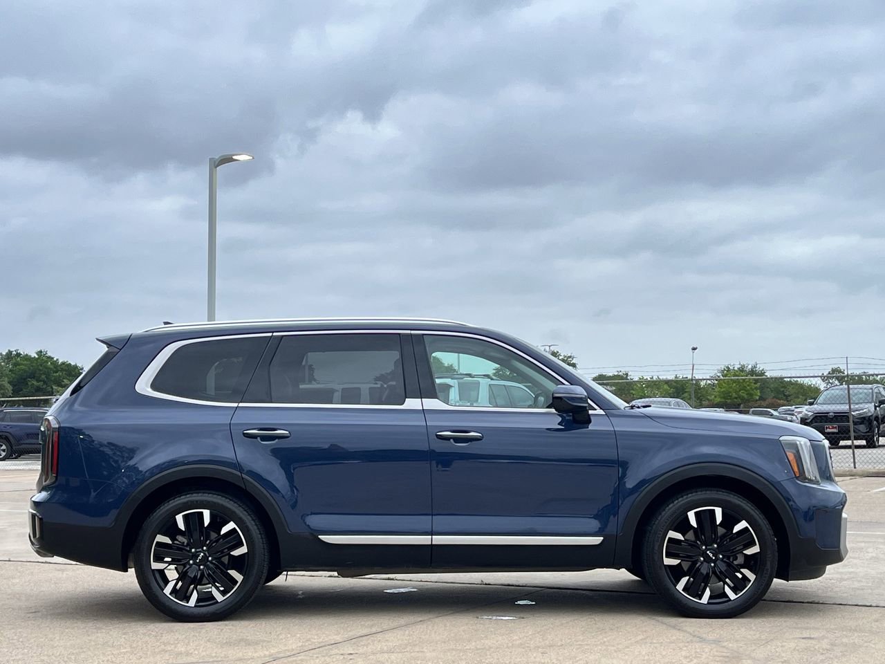 Used 2023 Kia Telluride SX AWD/4WD image 3