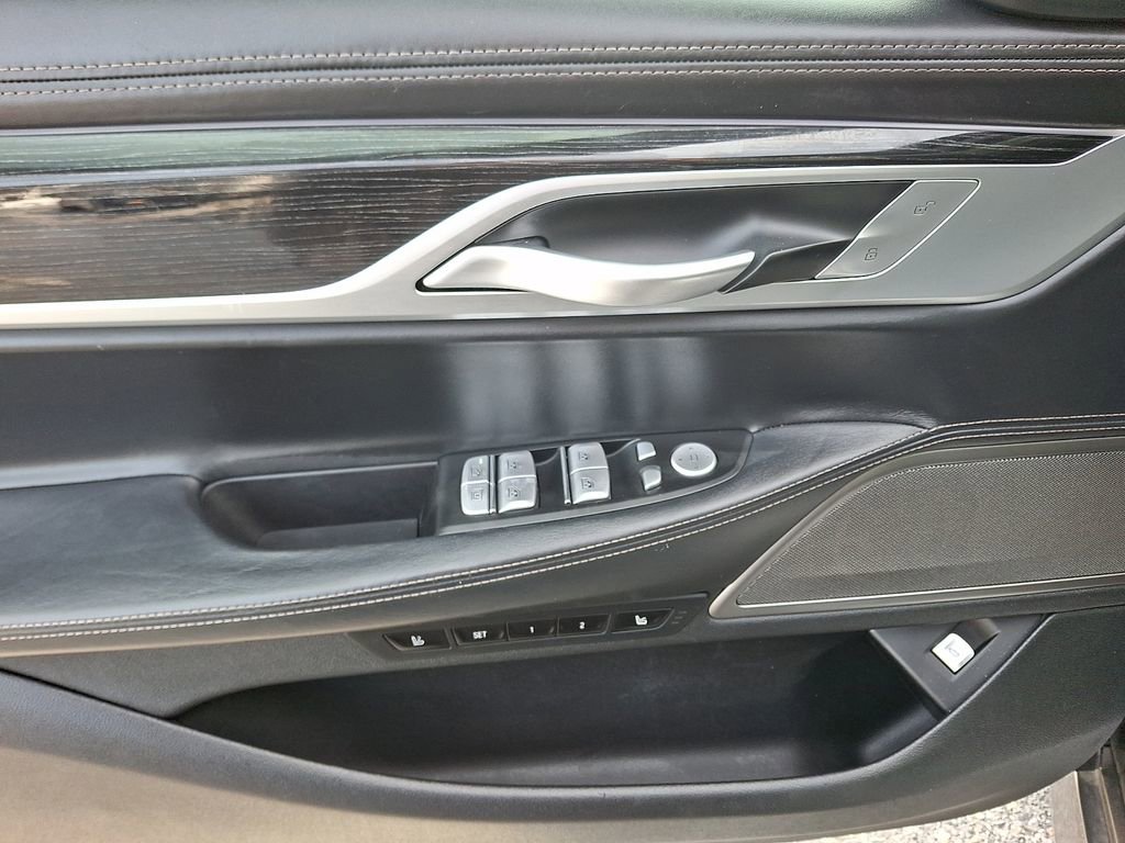 Used 2019 BMW 750i w/ Luxury Rear Seating Package image 12