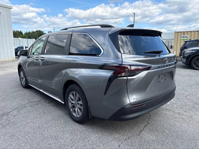 Used 2026 Toyota Sienna XLE FWD image 8