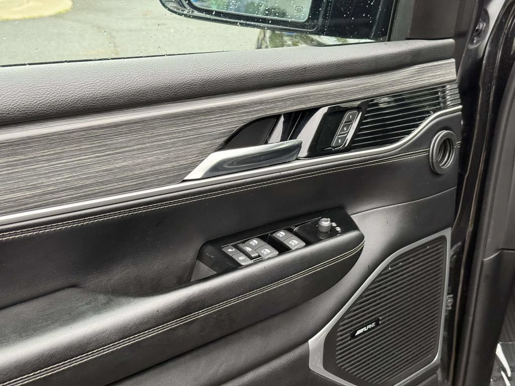 Certified 2024 Jeep Wagoneer Series II w/ Flexible Seating Group AWD/4WD image 32