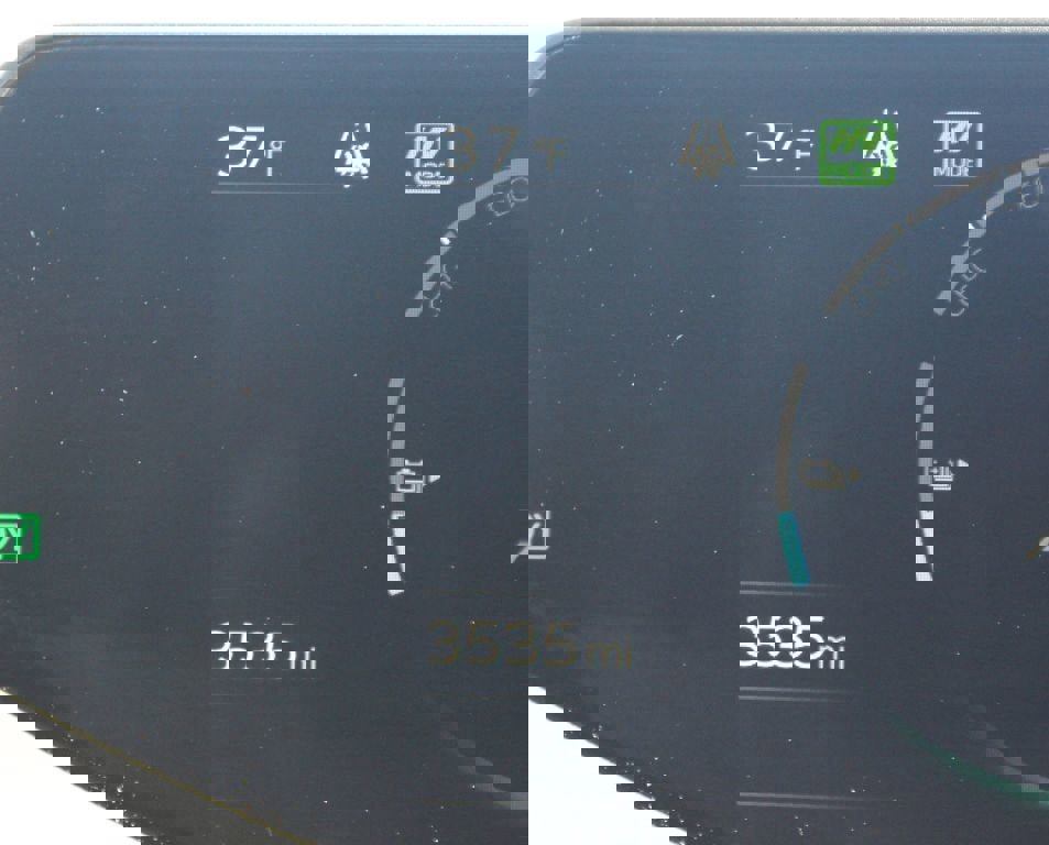 Used 2025 Toyota Prius Plug-In Hybrid image 4