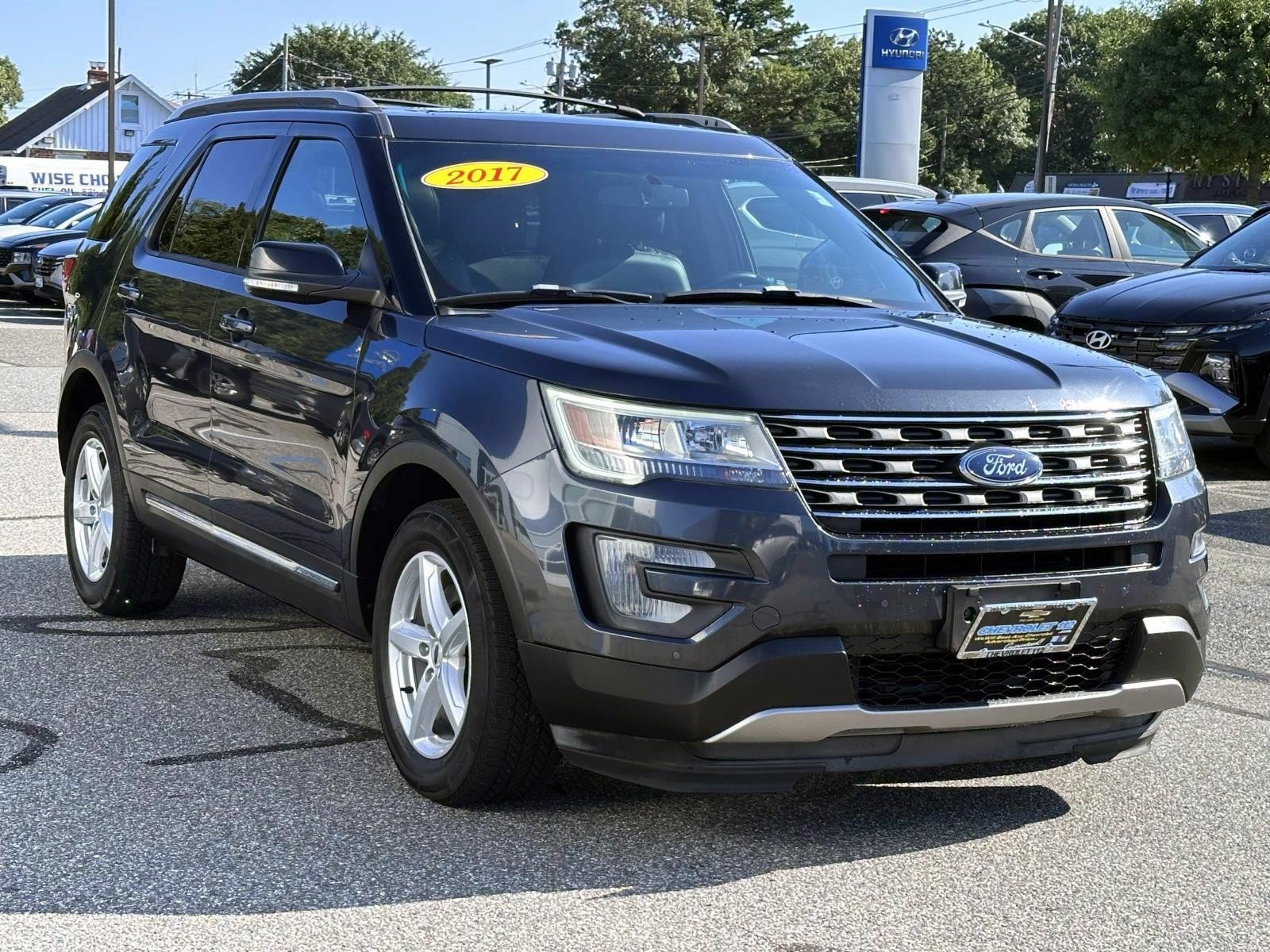 Used 2017 Ford Explorer XLT w/ Equipment Group 202A AWD/4WD image 5