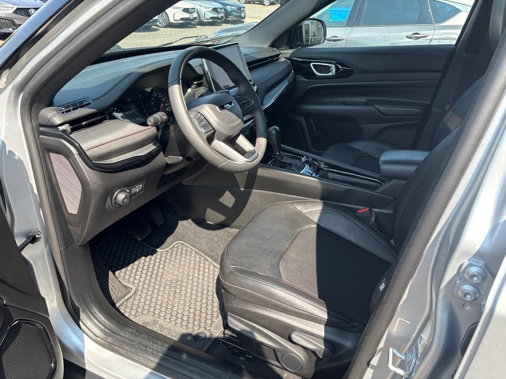 Used 2025 Jeep Compass Trailhawk AWD/4WD image 13