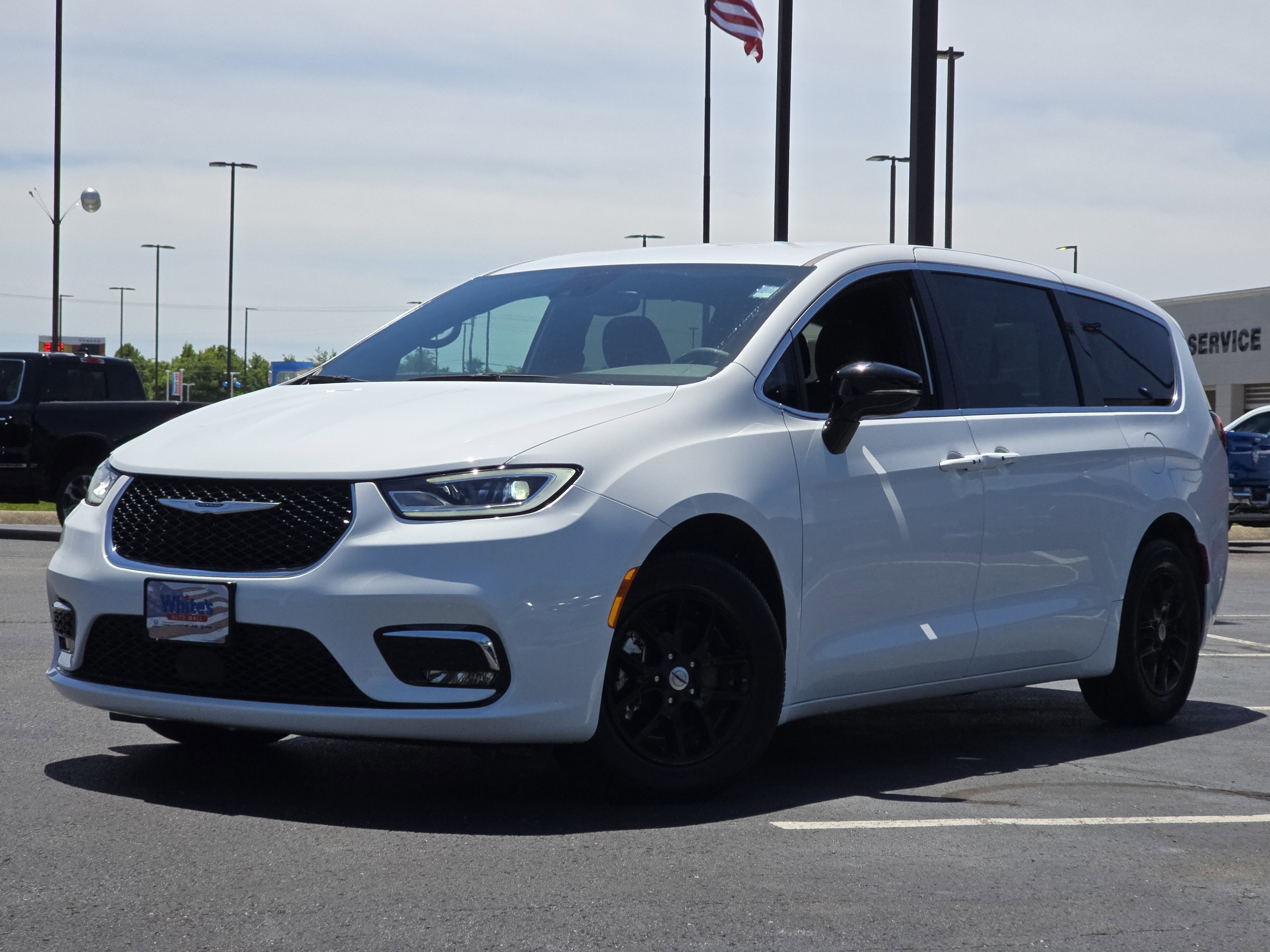Used 2024 Chrysler Pacifica Touring FWD image 1