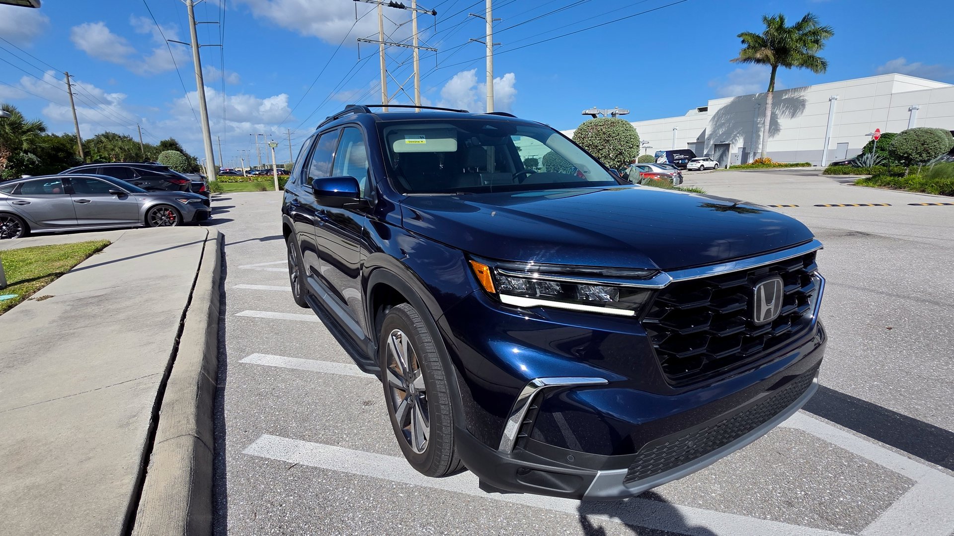 Used 2025 Honda Pilot Touring image 3