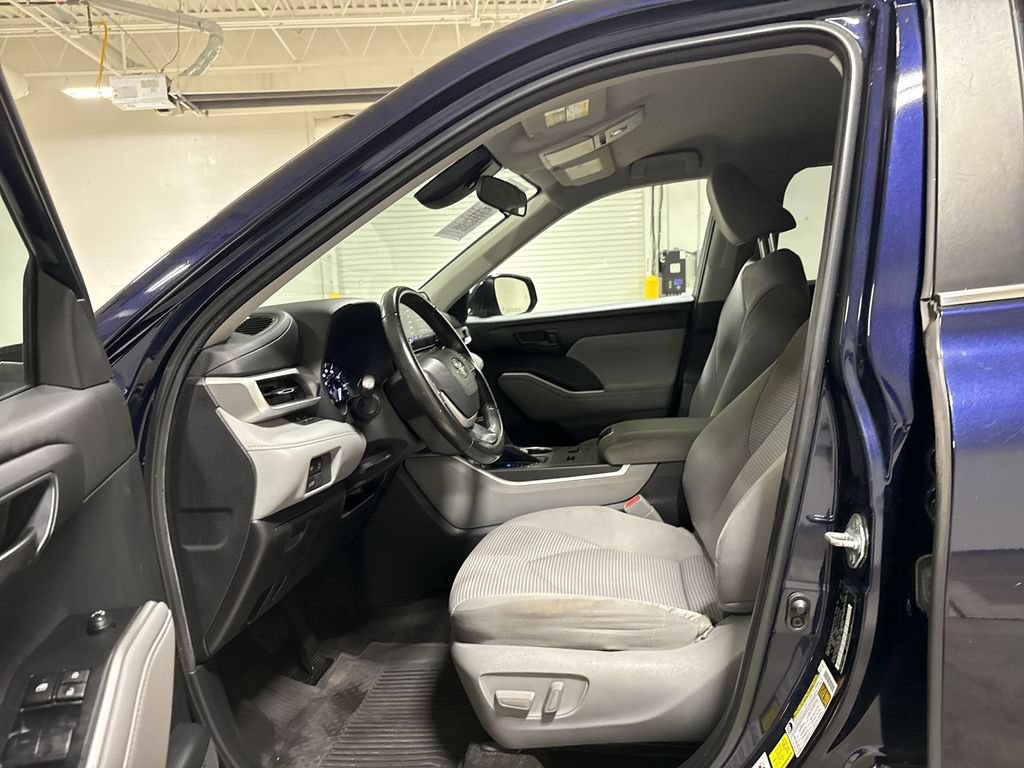 Used 2023 Toyota Highlander LE FWD image 19